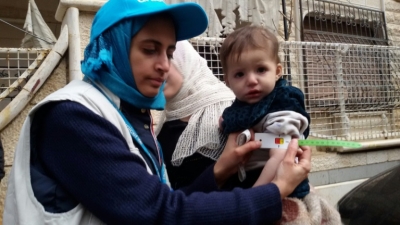 Funcion&aacute;ria da Unicef mede o bra&ccedil;o de uma crian&ccedil;a desnutrida, em Madaya, no dia 14 de janeiro de 2016