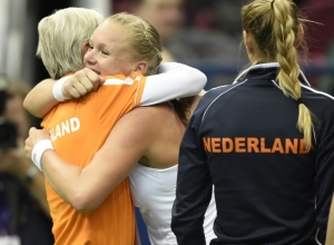 Bertens (C) comemora com as companheiras a vit&oacute;ria da Holanda sobre a R&uacute;ssia na Fed Cup, em 7 de fevereiro, em Moscou