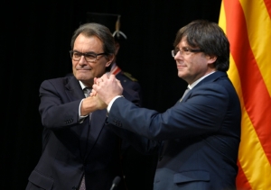 O governo espanhol estuda tomar medidas contra a posse do novo presidente regional catal&atilde;o, o independentista Carles Puigdemont, que n&atilde;o jurou fidelidade &agrave; Constitui&ccedil;&atilde;o espanhola, fiadora da unidade nacional, informou nesta quarta-feira Mariano Rajoy