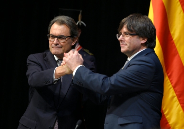 O governo espanhol estuda tomar medidas contra a posse do novo presidente regional catal&atilde;o, o independentista Carles Puigdemont, que n&atilde;o jurou fidelidade &agrave; Constitui&ccedil;&atilde;o espanhola, fiadora da unidade nacional, informou nesta quarta-feira Mariano Rajoy
