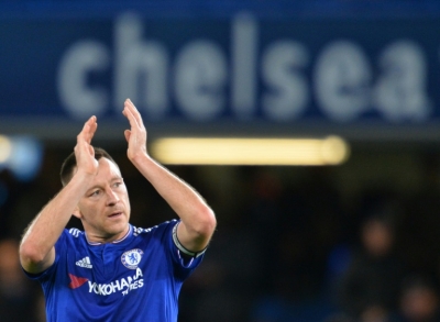 Terry sauda a torcida do Chelsea, em 19 de dezembro, em Stamford Bridge