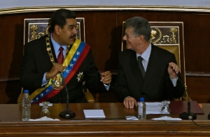 O presidente venezuelano, Nicol&aacute;s Maduro, e o presidente da Assembleia Nacional, Henry Ramos Allup, em Caracas, no dia 15 de janeiro de 2016
