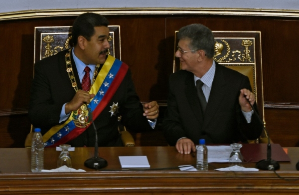 O presidente venezuelano, Nicol&aacute;s Maduro, e o presidente da Assembleia Nacional, Henry Ramos Allup, em Caracas, no dia 15 de janeiro de 2016