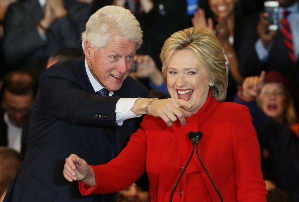 (1 fev) Hillary e o marido, Bill, participam de um ato de campanha em uma universidade de Des Moines, Iowa