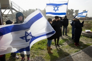 Israelenses participam do funeral de Dafna Meir, morta a facadas por um palestino, em Otniel, Cisjord&acirc;nia, no dia 18 de janeiro de 2016