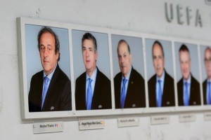 Michel Platini, apesar de estar suspenso por seis anos, continuar&aacute; como presidente da Uefa at&eacute; que o Tribunal Arbitral de Esportes (TAS), ao qual o diretor recorreu, se pronuncie sobre a suspens&atilde;o, confirmou nesta sexta-feira a confedera&ccedil;&atilde;o europeia de futebol