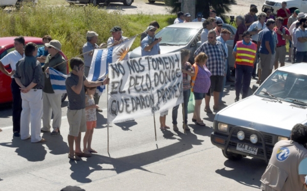 Produtores de leite e agricultores protestam em estrada de S&atilde;o Jos&eacute;, no Uruguai, em 19 de janeiro de 2016