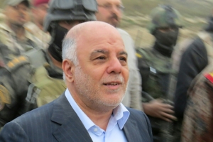 (Arquivo) O primeiro-ministro iraquiano Haider al-Abadi &eacute; cercado pelas for&ccedil;as de seguran&ccedil;a iraquianas durante uma visita a uma ponte no sul de Ramadi, em 29 de dezembro de 2015