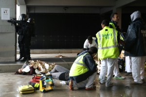 Membros da unidade especial da pol&iacute;cia francesa e do corpo de bombeiros, participam da simula&ccedil;&atilde;o de atentado pr&oacute;ximo ao Stade de France, em Saint-Denis, Fran&ccedil;a, no dia 31 de maio de 2016