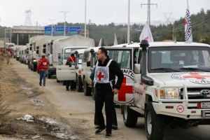 Um comboio de ajuda humanit&aacute;ria da Cruz Vermelha chega a Madaya, no dia 11 de janeiro de 2016