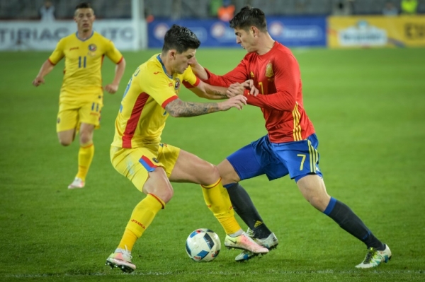 O espanhol Alvaro Morata (D) tenta driblar o romeno Cristian Ionut Sapunaru em Cluj Napoca, na Rom&ecirc;nia, 27 de mar&ccedil;o, 2016.