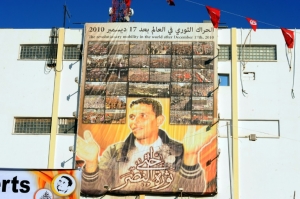 (2013) Retrato gigante de Mohamed Buazizi no centro da cidade de Sidi Buzid