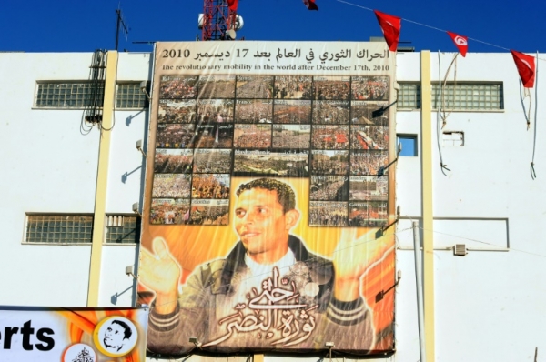 (2013) Retrato gigante de Mohamed Buazizi no centro da cidade de Sidi Buzid