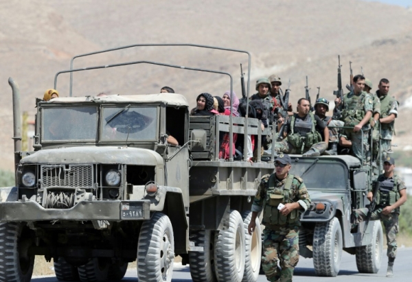 (2014) Soldados retiram moradores da cidade de Arsal, fronteira com a S&iacute;ria