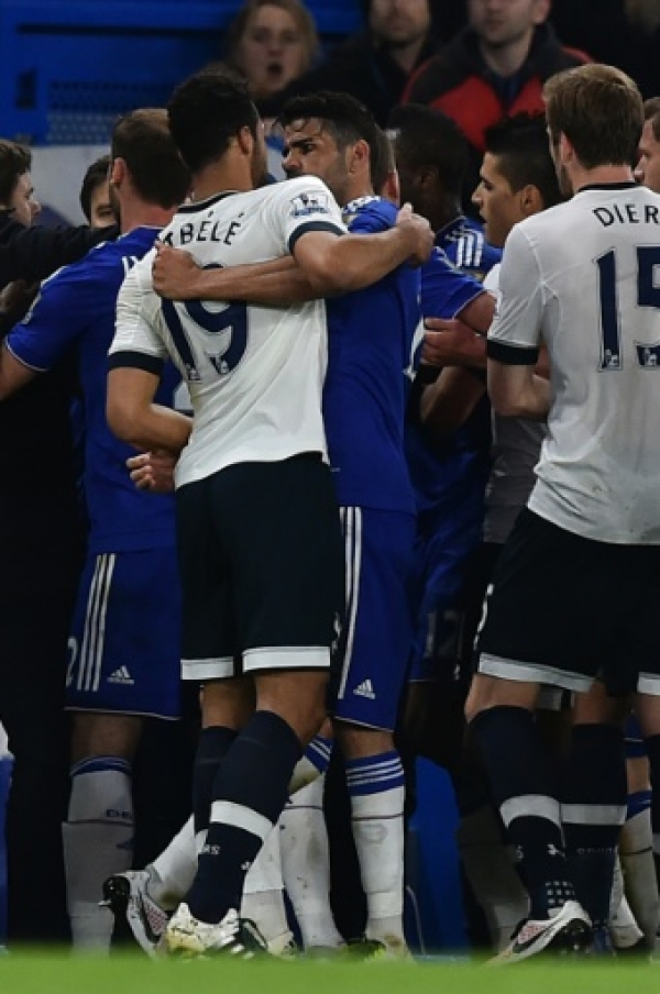 Tottenham Hotspur's Belgian midfielder Mousa Dembele (L) and Chelsea's Brazilian-born Spanish striker Diego Costa (R) clash during the English Premier League football match between Chelsea and Tottenham Hotspur at Stamford Bridge in London on May 2, 2016.