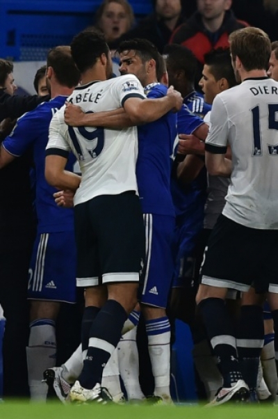 Tottenham Hotspur's Belgian midfielder Mousa Dembele (L) and Chelsea's Brazilian-born Spanish striker Diego Costa (R) clash during the English Premier League football match between Chelsea and Tottenham Hotspur at Stamford Bridge in London on May 2, 2016.