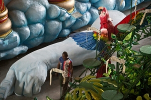 Membros da escola de samba Uni&atilde;o da Ilha do Governador trabalham em carro aleg&oacute;rico, no Rio de Janeiro, no dia 27 de janeiro de 2016