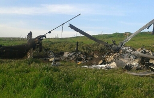 Foto de 2 de abril, postada no site oficial do Minist&eacute;rio da Defesa da Rep&uacute;blica de Nagorno Karabakh, mostra supostos destro&ccedil;os de um helic&oacute;ptero Mi-24 do Azerbaij&atilde;o que teria sido derrubado em um campo na regi&atilde;o arm&ecirc;nia de Nagorno Karabakh, em confronto com for&ccedil;as arm&ecirc;nias e azeris