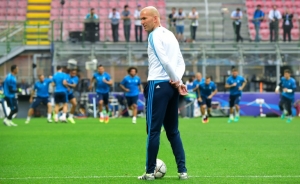 O t&eacute;cnico do Real Madrid, Zinedine Zidane, durante treino, em Mil&atilde;o, no dia 27 de maio de 2016