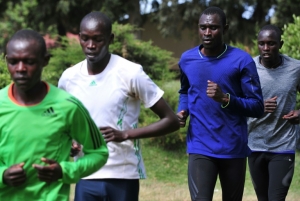 David Rudisha (de azul), campe&atilde;o ol&iacute;mpico e recordista mundial dos 800 m, &eacute; uma das principais estrelas do atletismo queniano (foto de arquivo do dia 13 janeiro, em Iten)