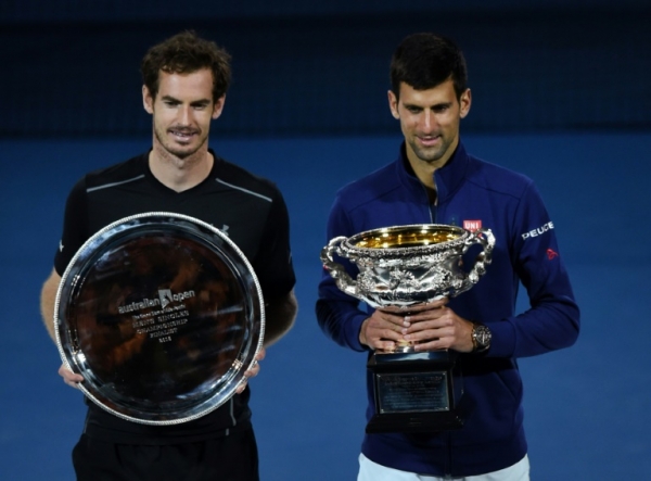 (Arquivo) O brit&acirc;nico Andy Murray (E) e o servo Novak Djokovic, em Melbourne, Austr&aacute;lia, no dia 31 de janeiro de 2016