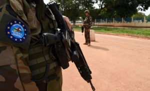 (Arquivo) Soldados franceses patrulham a entrada do aeroporto de Bangui, capital da Rep&uacute;blica Centro-africana, em 1&ordm; de maio de 2014