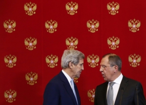 (15 dez) O chanceler russo, Sergei Lavrov (d), recebe o colega John Kerry em Moscou