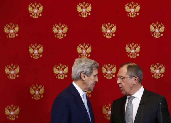 (15 dez) O chanceler russo, Sergei Lavrov (d), recebe o colega John Kerry em Moscou