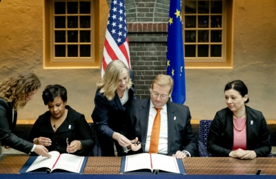 Loretta Lynch e Ard van der Steur assinam o documento, em Amsterd&atilde;