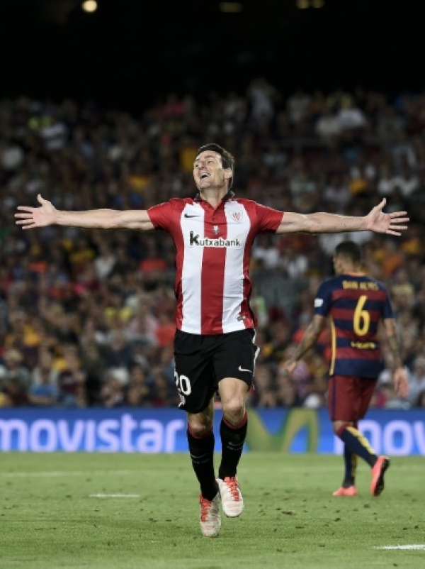 Athletic Bilbao's forward Aritz Aduriz celebrates his goal during the Spanish Supercup second-leg football match FC Barcelona vs Athletic club Bilbao at the Camp Nou stadium in Barcelona on August 17, 2015. AFP PHOTO / JOSEP LAGO