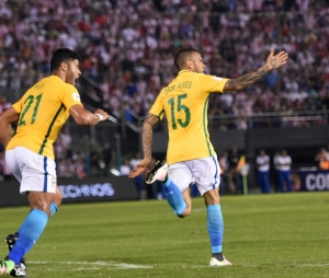 Daniel Alves comemora o gol de empate do Brasil contra o Paraguai (2-2) nas eliminat&oacute;rias da Copa do Mundo da R&uacute;ssia-2018