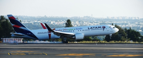 A companhia a&eacute;rea chilena e brasileira Latam anunciou a suspens&atilde;o de todos os voos de Santiago, S&atilde;o Paulo e Lima com destino &agrave; Venezuela por tempo indefinido