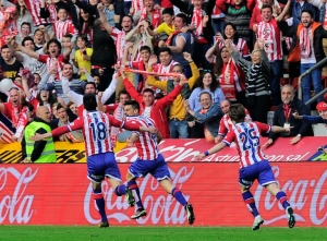Jogadores do Sporting Gij&oacute;n comemoram gol durante partida contra o Villarreal, em Gij&oacute;n, no dia 15 de maio de 2016
