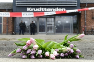 (Fevereiro) Flores depositadas em frente ao centro cultural Krudttonden, em Copenhague, dois dias ap&oacute;s o assassinato do cineasta Finn Norgaard por Omar El-Hussein