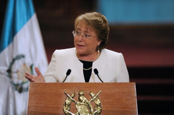 Michelle Bachelet durante coletiva de imprensa em 30 de janeiro de 2015; a l&iacute;der chilena compareceu &agrave; inaugura&ccedil;&atilde;o do evento