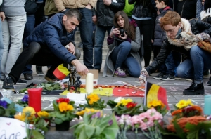 Pessoas prestam homenagem &agrave;s v&iacute;timas dos atentados de Bruxelas, no dia 22 de mar&ccedil;o de 2016