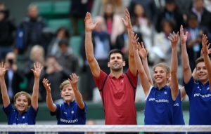 Djokovic comemora com os boleiros a vit&oacute;ria nas semifinais