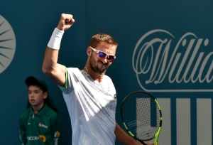 Viktor Troicki comemora um ponto ganho no torneio de Brisbane, em 7 de janeiro