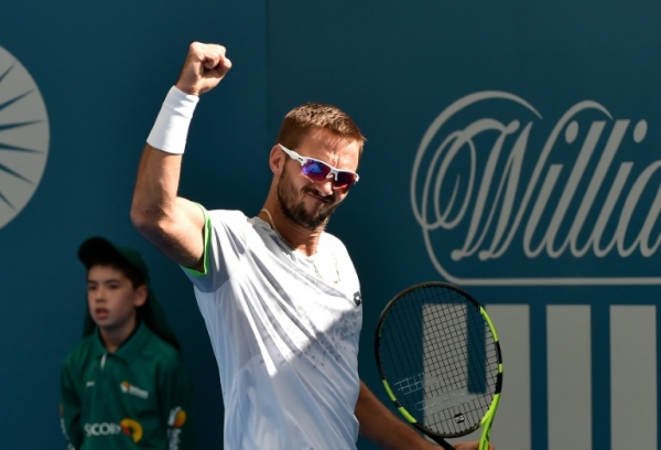 Viktor Troicki comemora um ponto ganho no torneio de Brisbane, em 7 de janeiro