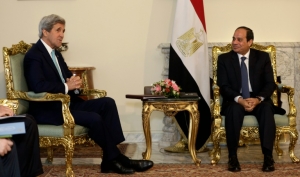 O secret&aacute;rio de Estado americano, John Kerry (E), e o presidente eg&iacute;pcio, Abdel Fatah al-Sissi, no Cairo, no dia 18 de maio de 2016