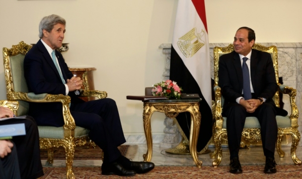 O secret&aacute;rio de Estado americano, John Kerry (E), e o presidente eg&iacute;pcio, Abdel Fatah al-Sissi, no Cairo, no dia 18 de maio de 2016