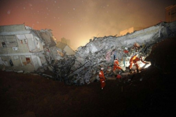 Socorristas buscam sobreviventes em deslizamento de terra em Shenzhen, sul da China, em 20 de dezembro de 2015