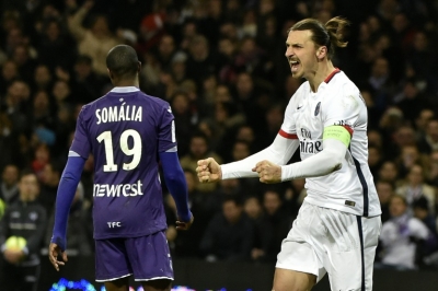Zlatan Ibrahimovic (D) comemora seu gol diante do brasileiro Som&aacute;lia (E), em 16 de janeiro, em Toulouse