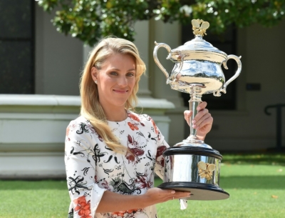 A alem&atilde; Angelique Kerber posa com seu trof&eacute;u, ap&oacute;s vit&oacute;ria contra Serena Williams no Aberto da Austr&aacute;lia, em Melbourne, no dia 31 de janeiro de 2016