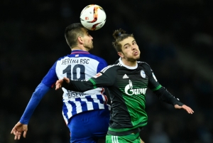Os jogadores do Hertha (E), Vedad Ibisevic, e do Schalke, Roman Neustaedter, disputam a bola durante partida em Berlim, Alemanha, no dia 11 de mar&ccedil;o de 2016