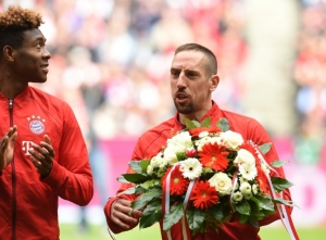 Ribery recebeu flores antes de disputar sua 200&ordf; partida na Bundesliga, em 2 de abril, em Munique