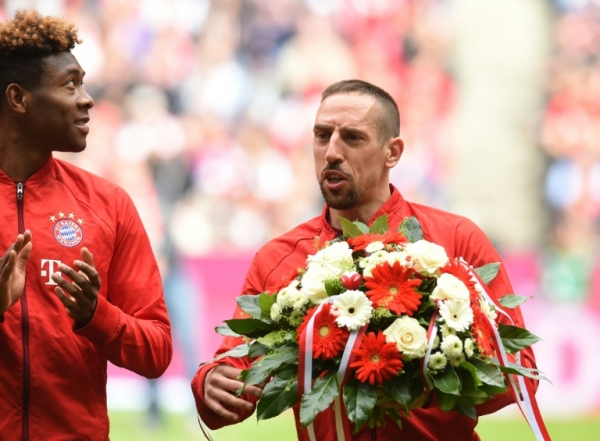 Ribery recebeu flores antes de disputar sua 200&ordf; partida na Bundesliga, em 2 de abril, em Munique