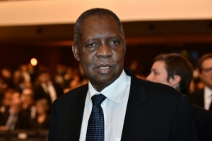 O presidente interino da Fifa, o camaron&ecirc;s Issa Hayatou, durante a cerim&ocirc;nia da Bola de Ouro, em Zurique, no dia 11 de janeiro de 2016