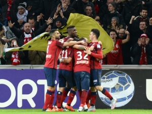 Jogadores do Lille comemoram gol durante partida contra o Bordeaux, em Villeneuve-d'Ascq, no dia 26 de janeiro de 2016