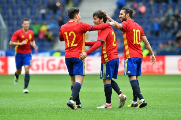 Jogadores da Espanha comemoram gol durante partida contra a Coreia do Sul, me Salzburgo, no dia 1&ordm; de junho de 2016